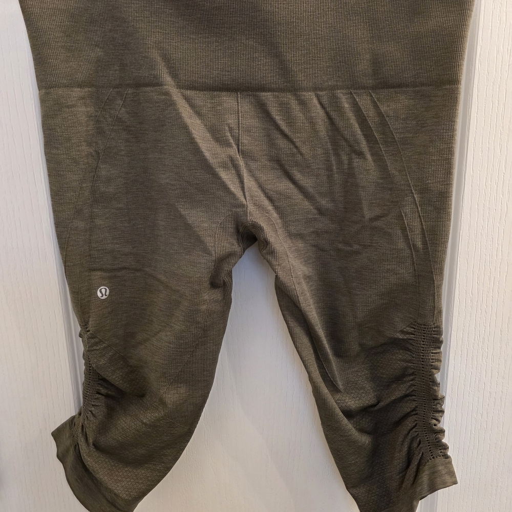lululemon In The Flow heathered olive crop leggings - Picture 3 of 4